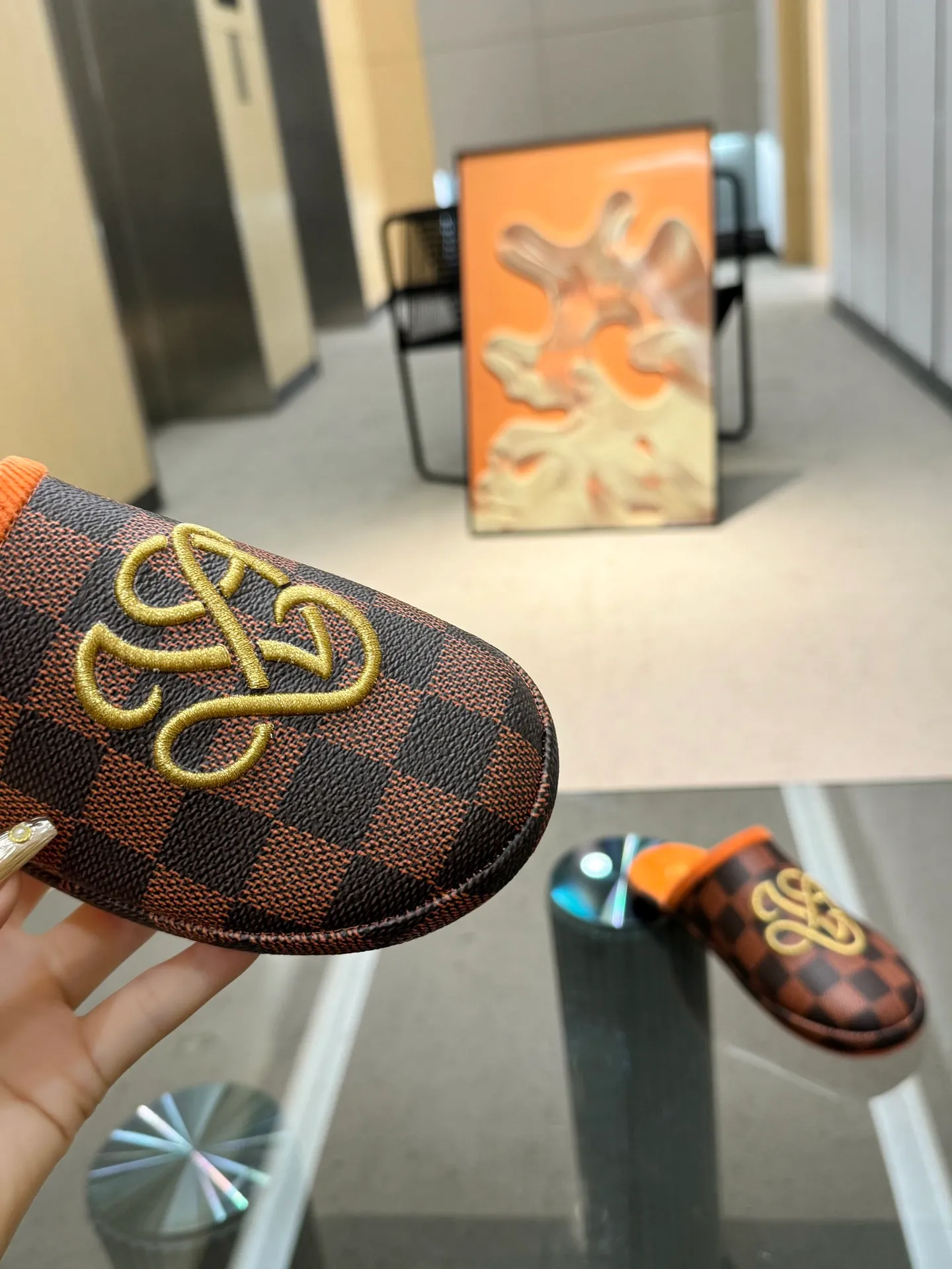 👟👟Ex-factory price 320👟👟 The 2024 couple’s counter features the latest hard goods of LV and Loewe co-branded slippers🆕 ✿Purchase level! Full of high-end feel! A popular model among bloggers at home and abroad, it’s retro and fashionable and looks amazing on your feet! Official website main recommendation code number 35-46